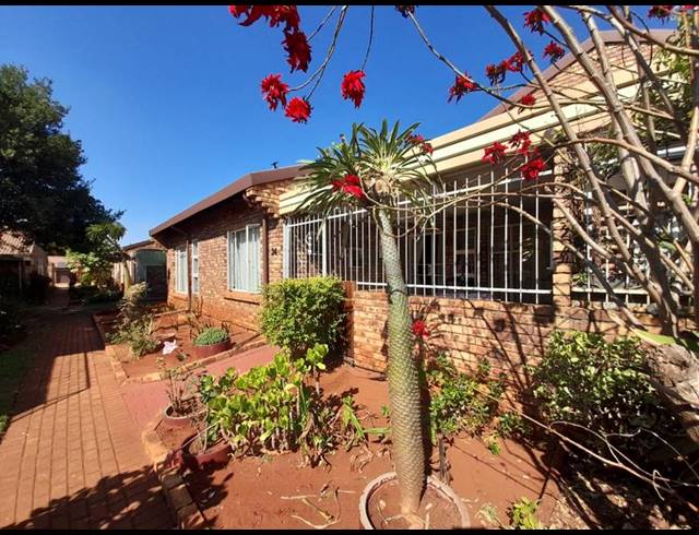 2 BEDROOM TOWNHOUSE FOR SALE IN CLARINA